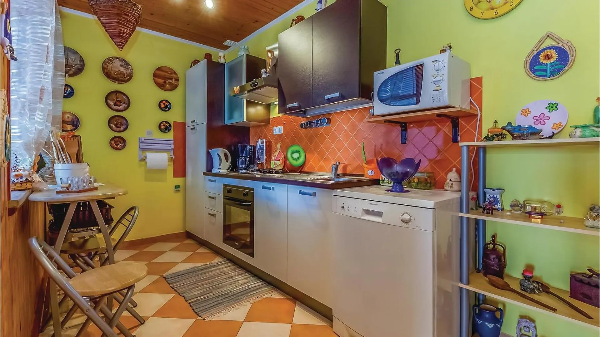 3 Bedroom Lovely Apartment In Crikvenica
