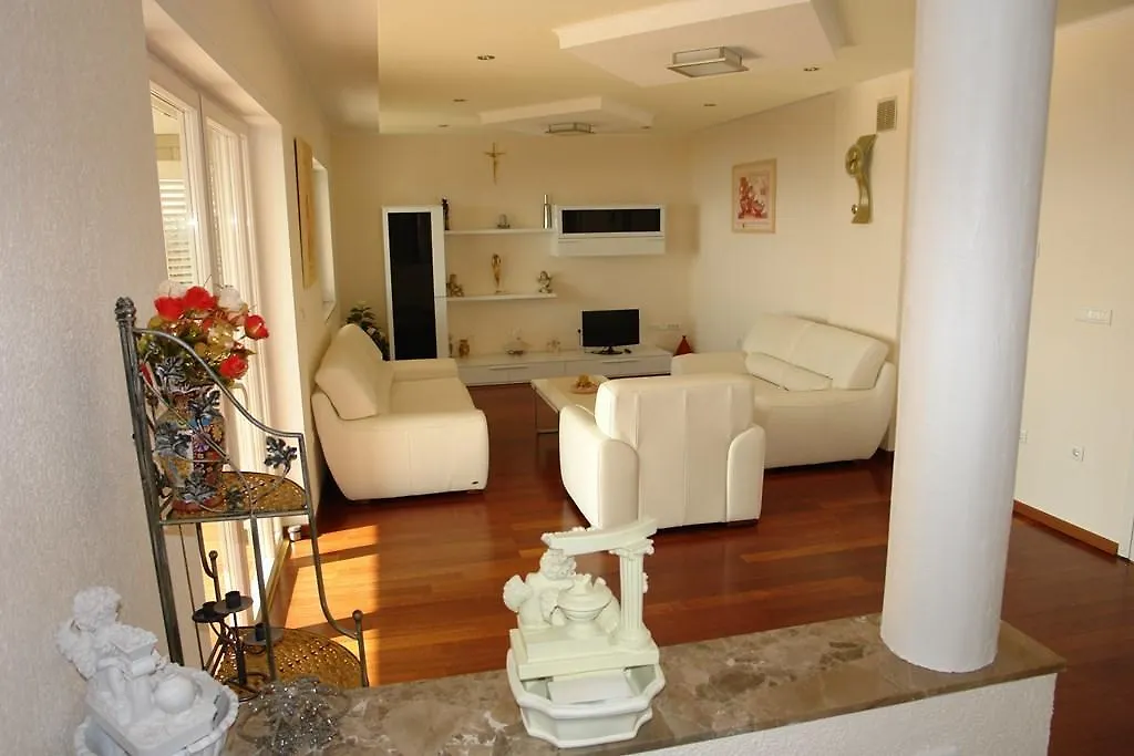 3 Bedroom Lovely Apartment In Crikvenica Croacia