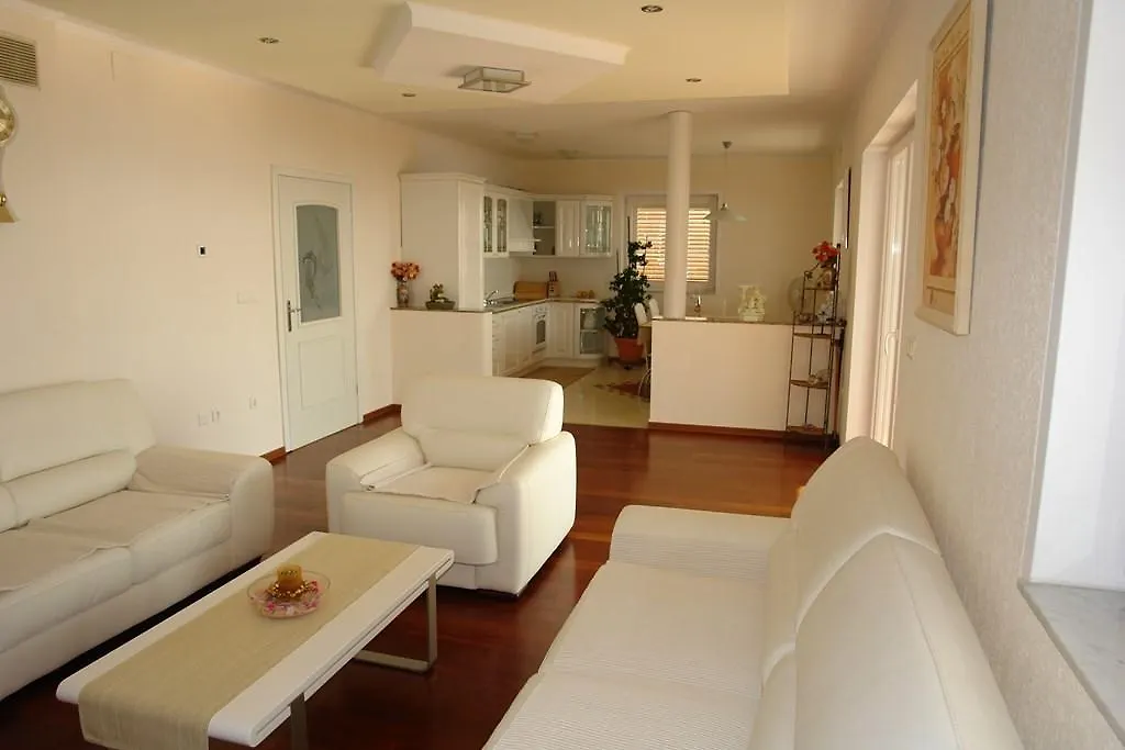3 Bedroom Lovely Apartment In Crikvenica