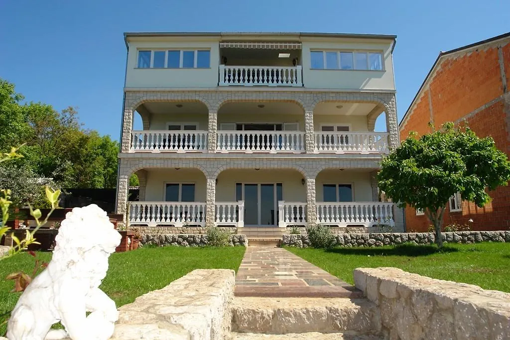 3 Bedroom Lovely Apartment In Crikvenica Croatie
